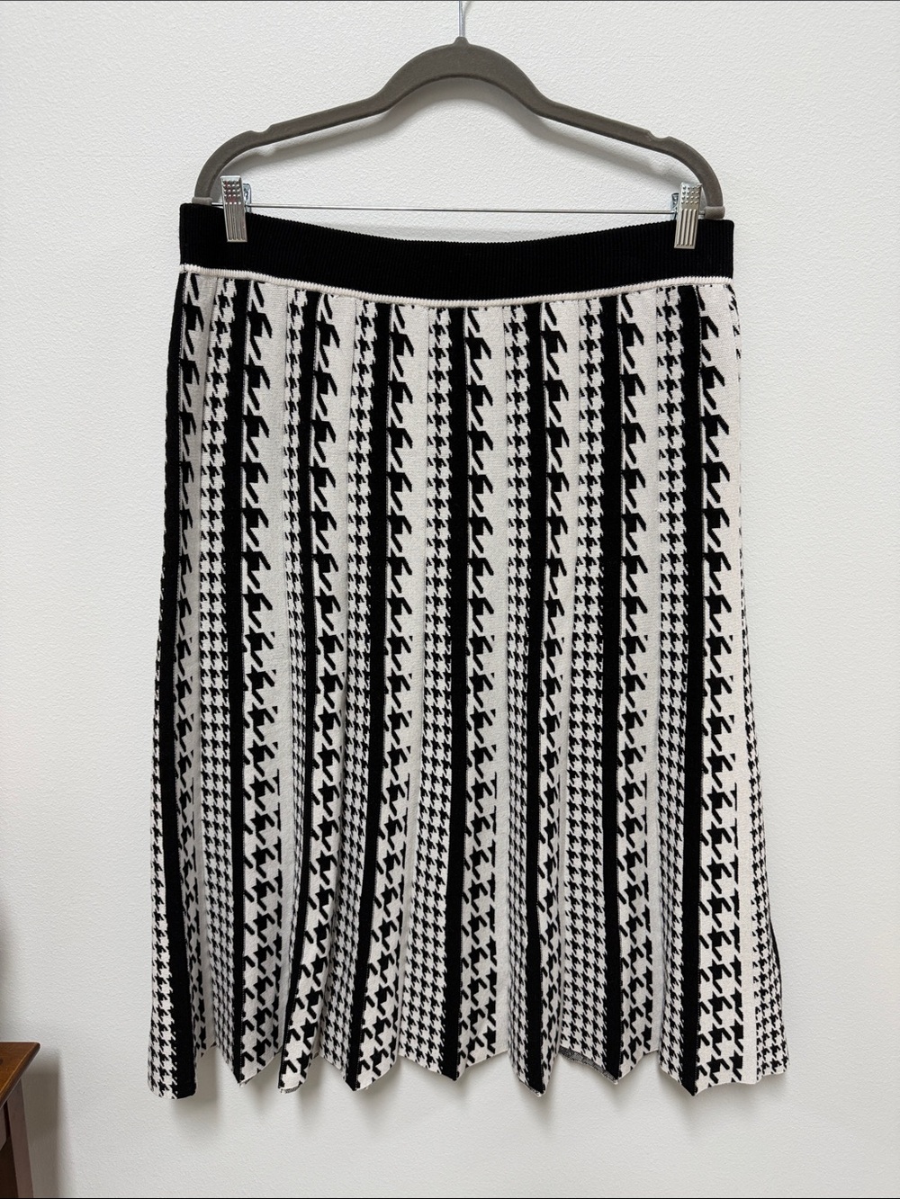 Per Se By Carlisle Black and White Houndstooth A-Line Pleated Skirt
